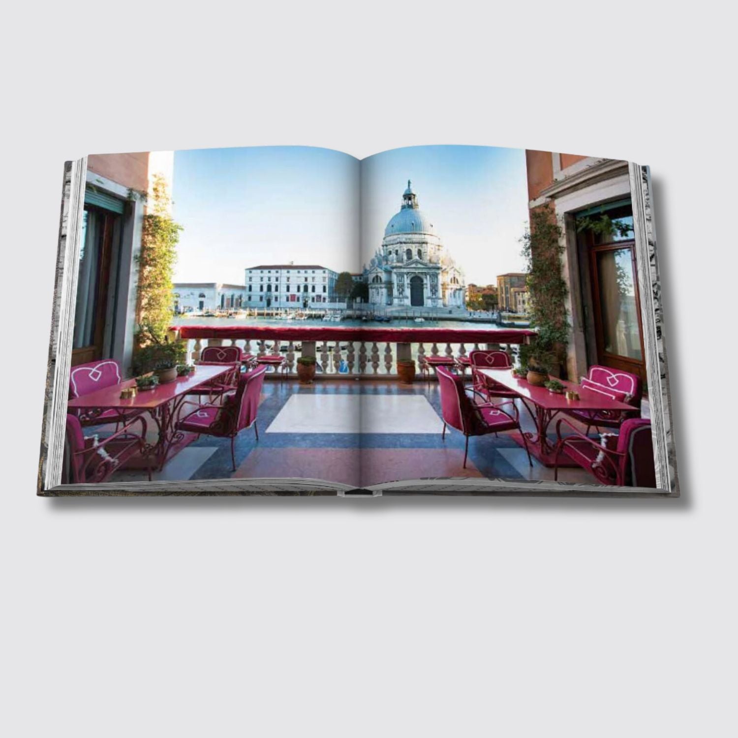 Assouline Venetian Chic - Open View 1