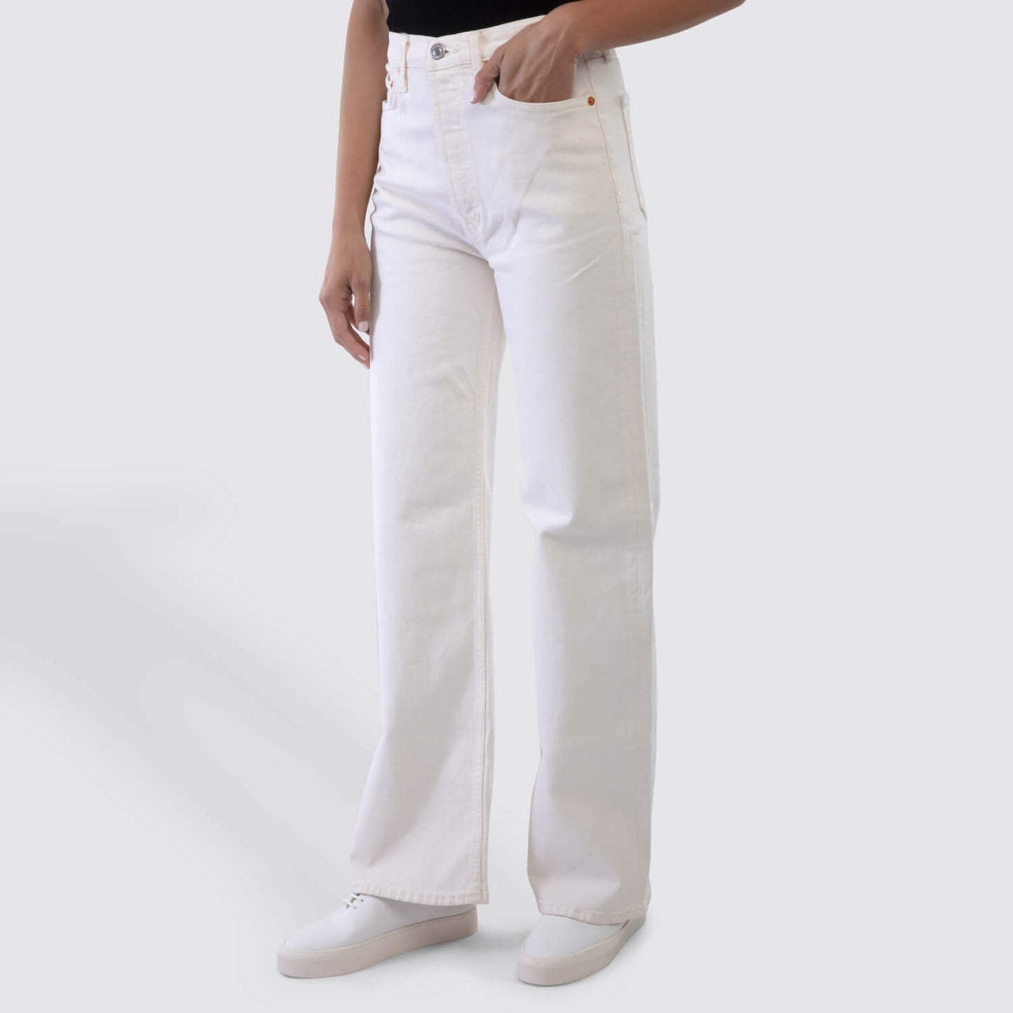Re/Done | High-Rise Jeans in White - 3/4 Front View